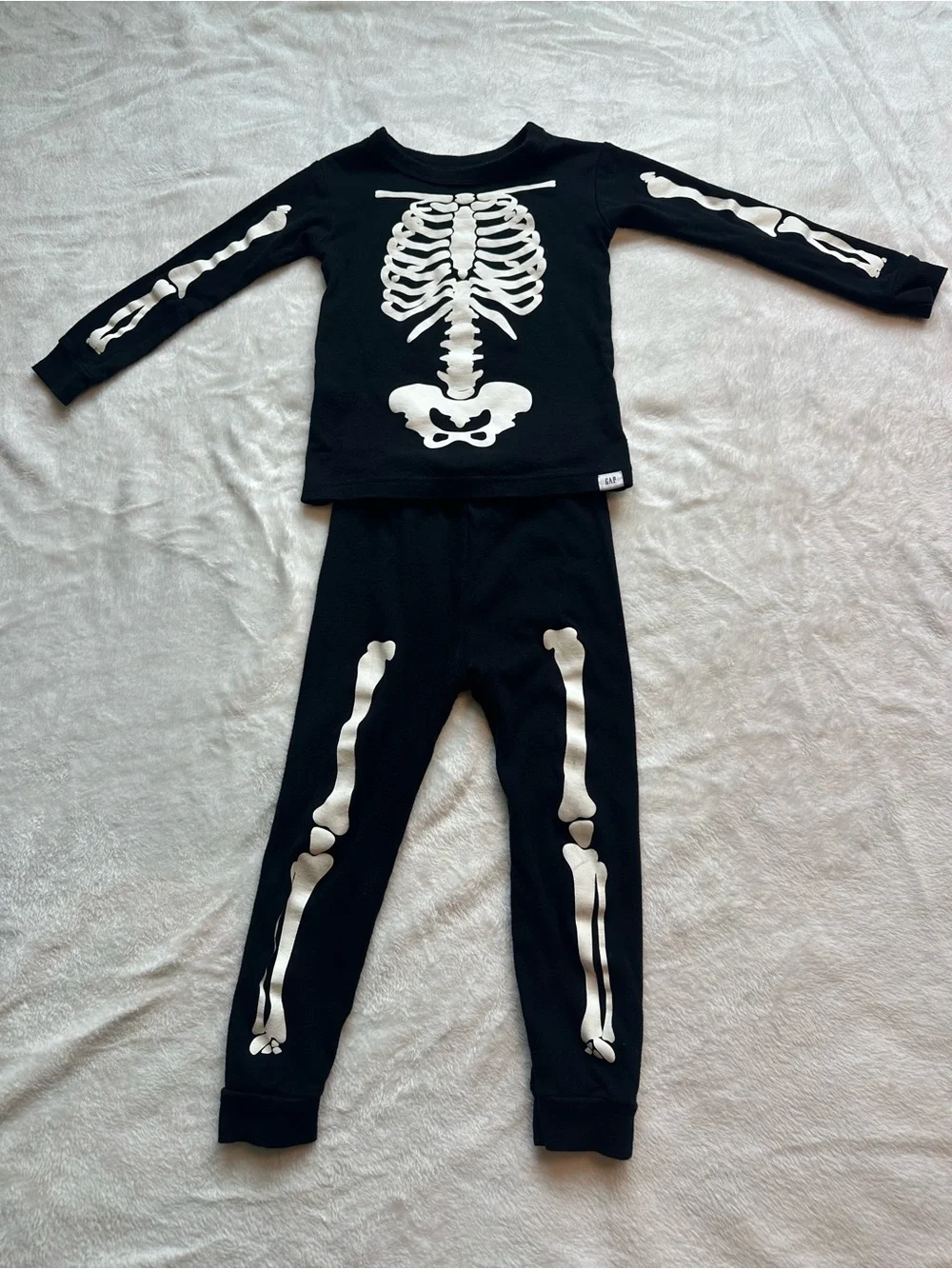 Gap Kids Black Skeleton Halloween Two-Piece Pajama kids 3 year